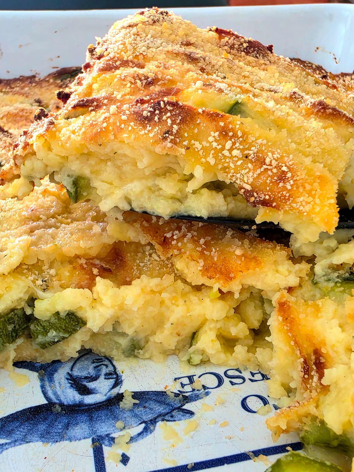 Gateau di patate e zucchine al forno morbido e filante servito nella teglia con crosticina dorata