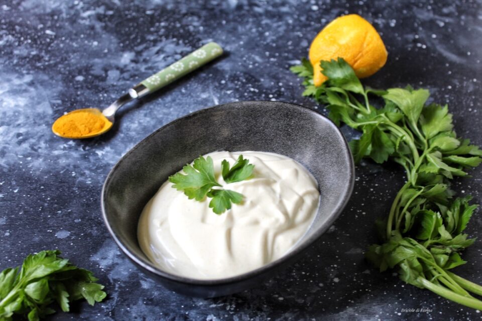 Maionese allo yogurt greco senza uova con curcuma 