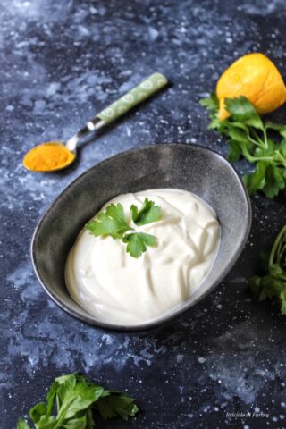 Maionese allo yogurt greco senza uova con curcuma 