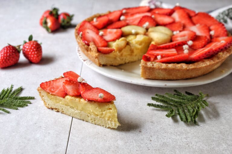 Crostata con crema pasticcera al cioccolato bianco ricoperta di fragole