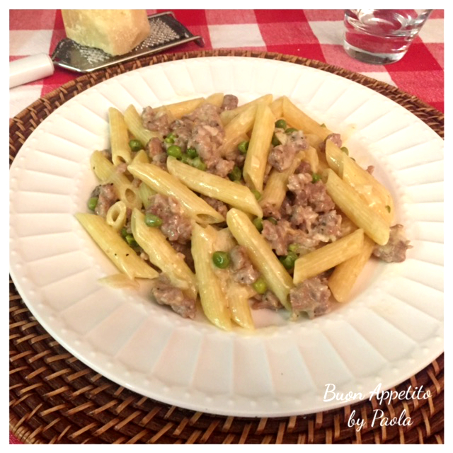 Penne Cremose Con Sugo Di Salsiccia Piselli E Panna