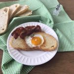 PANE TOSTATO CON UOVO AL CENTRO E BACON PANE TOSTATO CON UOVO AL CENTRO E BACON
