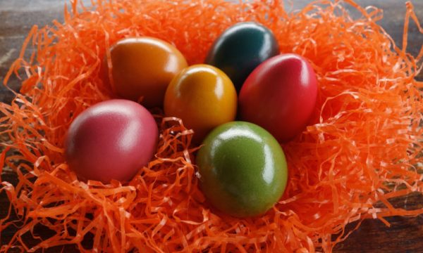 Uova di pasqua colorate naturalmente