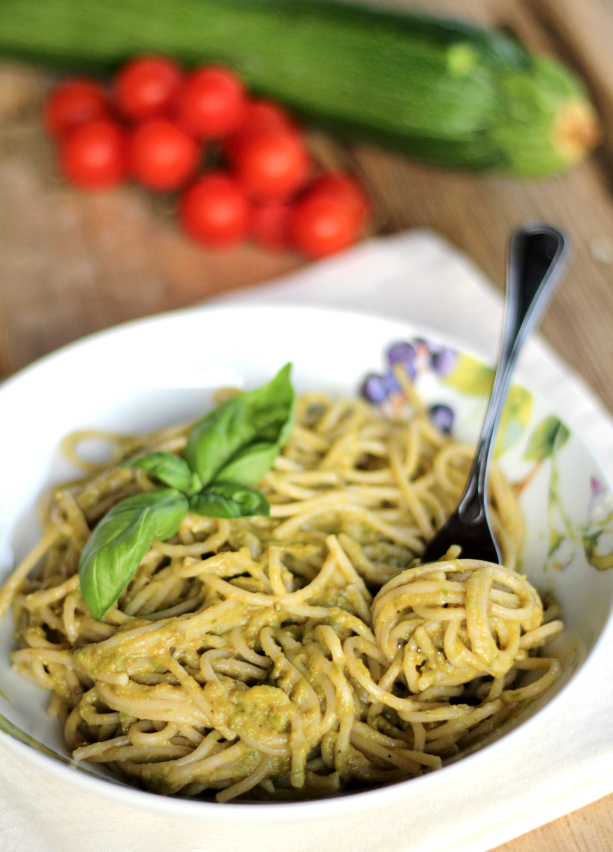 Spaghetti con pesto di zucchine e avocado verticale +