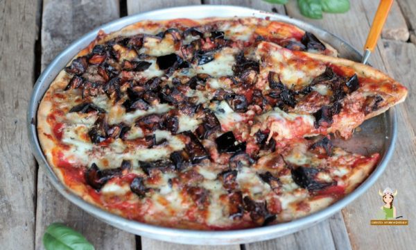 Pizza con melanzane e salsicce alla siciliana