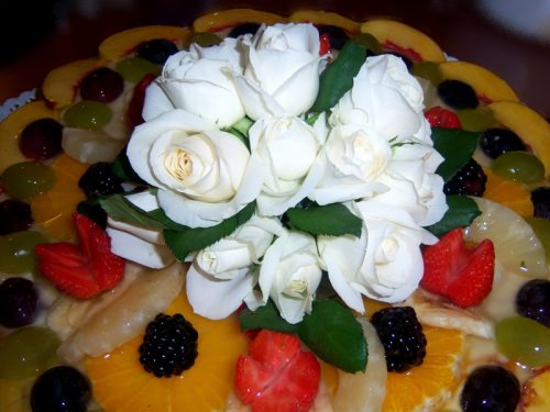 torta di frutta e rose bianche – settembre