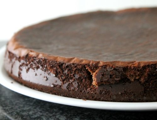 Torta cioccolatino, con solo due ingredienti, senza zucchero e burro aggiunti, senza glutine