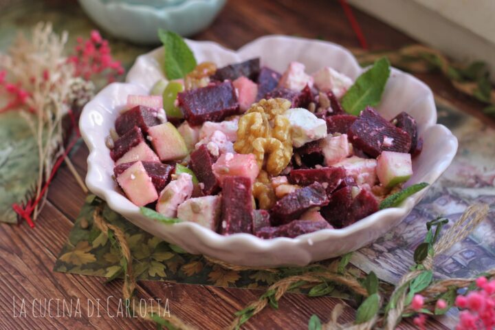 Insalata di barbabietola, feta e noci. Fresca e buonissima. Si fa in pochi minuti. 