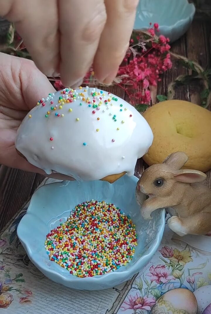 Mettete zuccherini sui biscotti e le cozzupe di pasqua calabresi