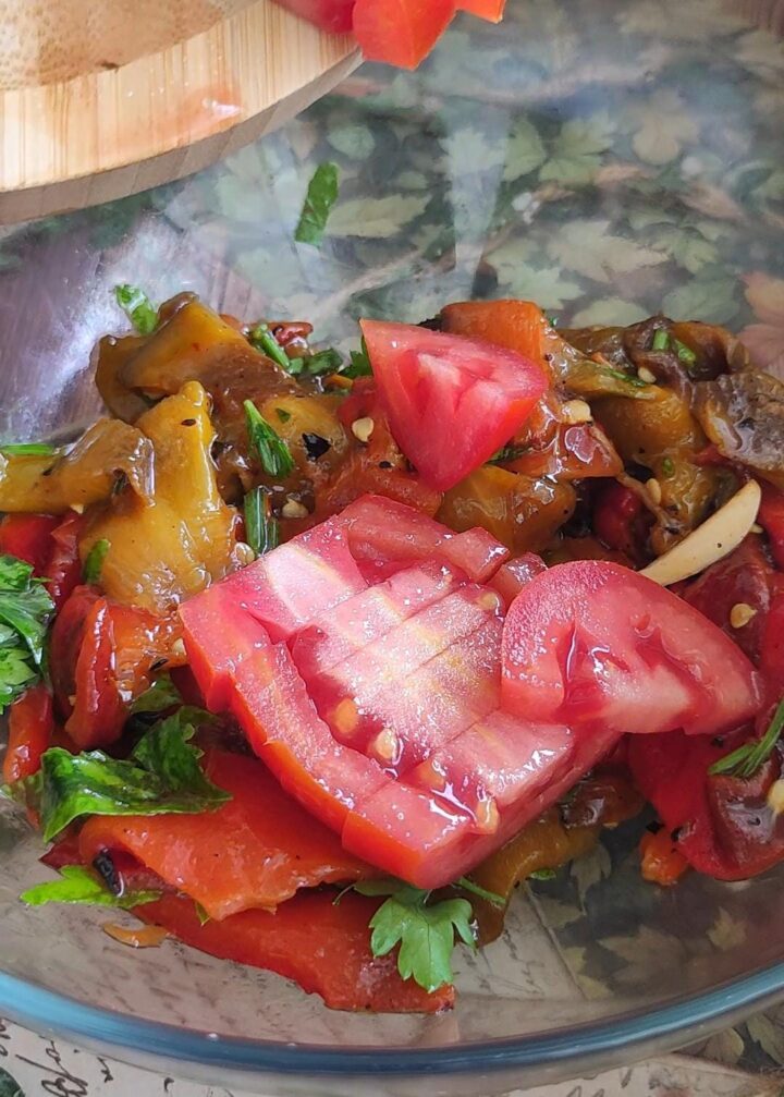 Unite i pomodori ai peperoni arrostiti