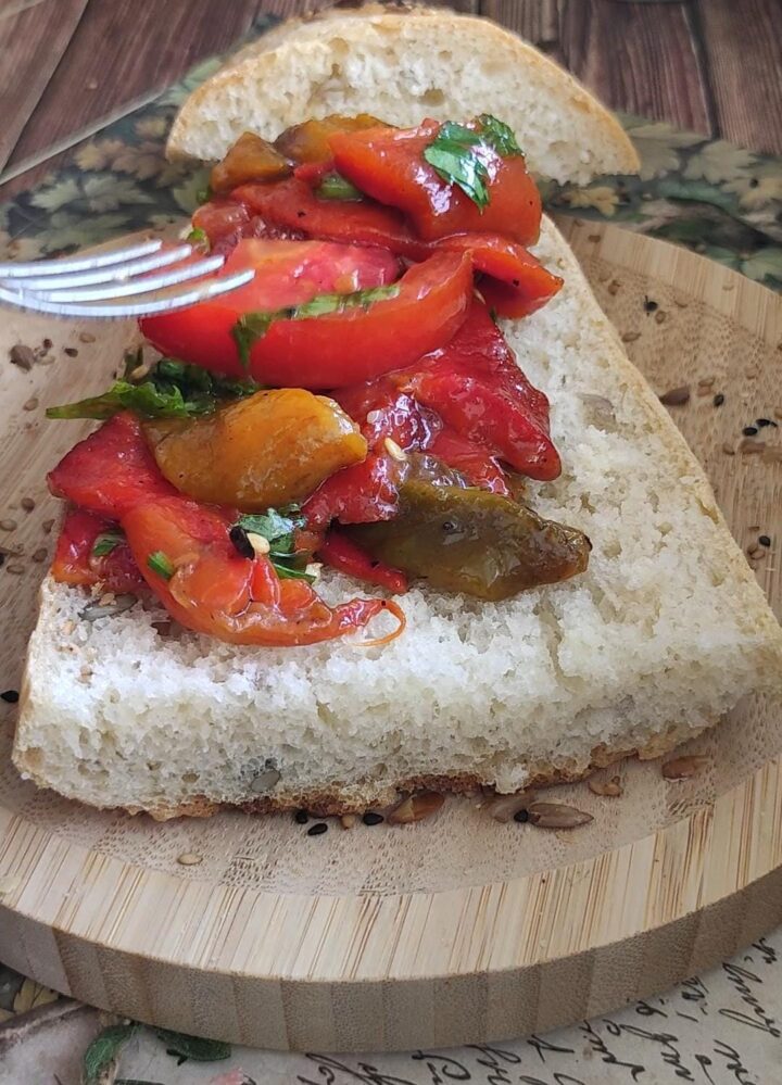 Pane con peperoni arrostiti