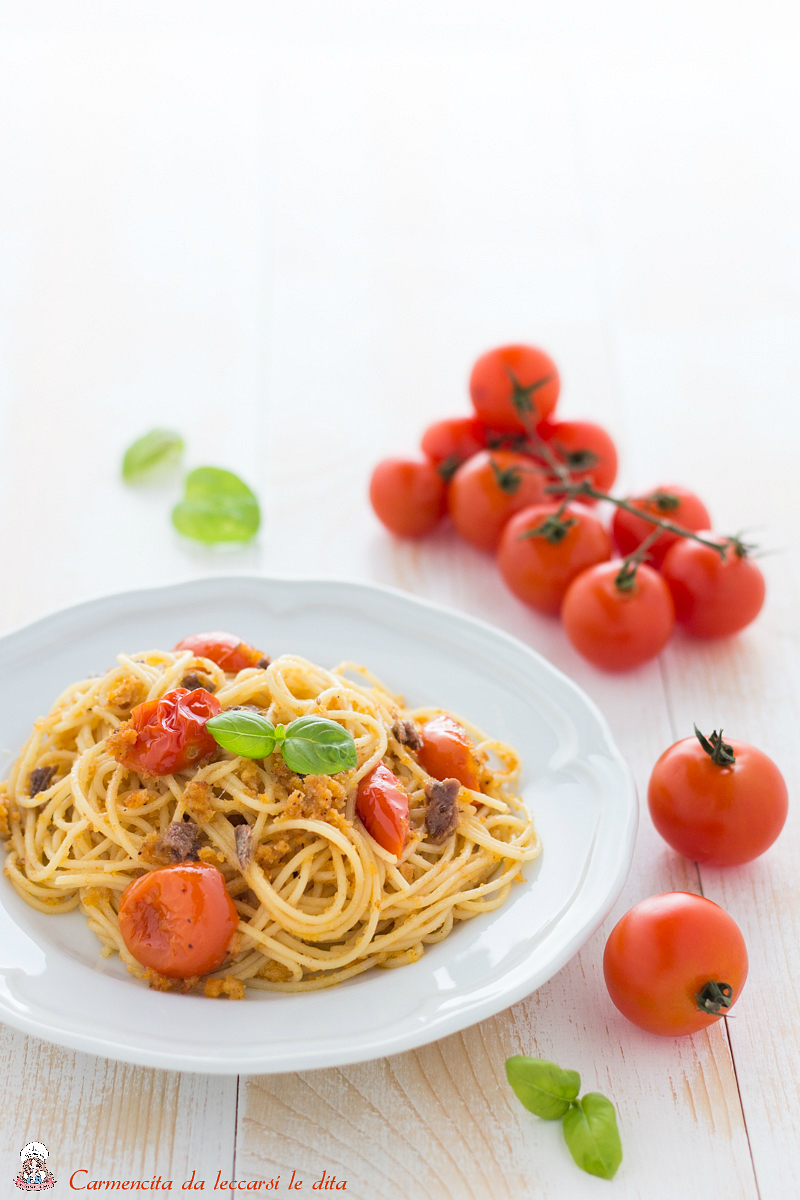 Spaghetti con pomodorini alici e pangrattato