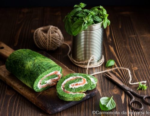 Rotolo di frittata con spinaci e salmone