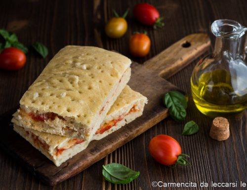 Focaccia ripiena con pomodoro e mozzarella