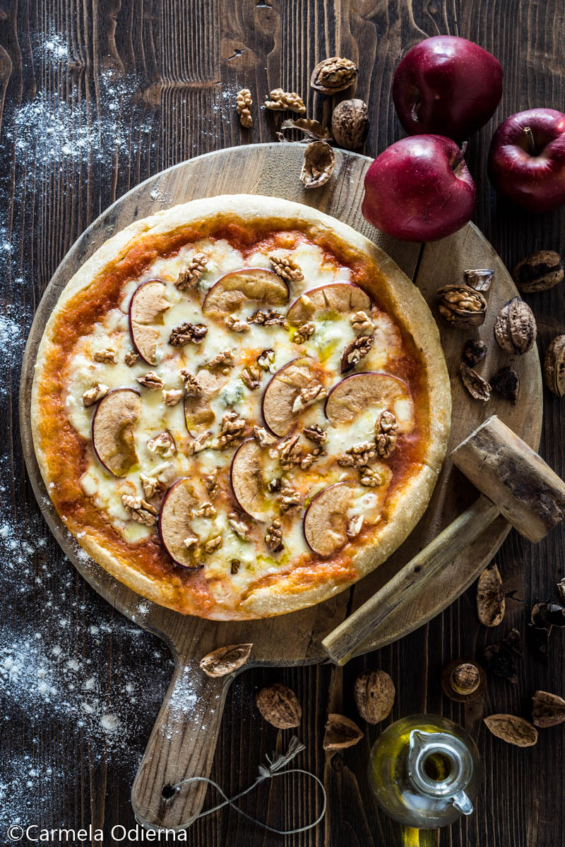 Pizza gorgonzola mele e noci