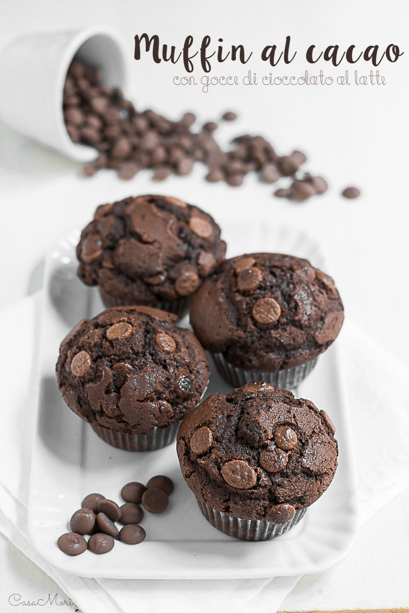Muffin al cacao con gocce di cioccolato al latte