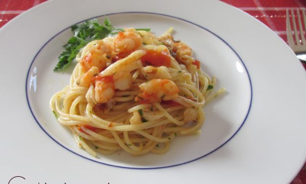 Spaghetti gamberetti calamari e pomodorini