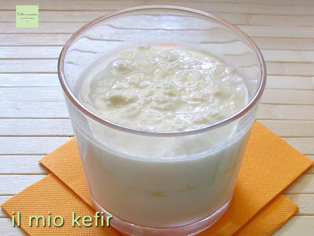 kefir di latte pronto da filtrare