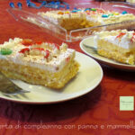 torta di compleanno con panna e marmellata