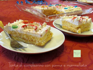 torta di compleanno con panna e marmellata