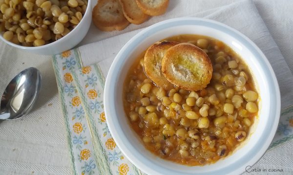 Zuppa di cicerchie con crostini all’aglio