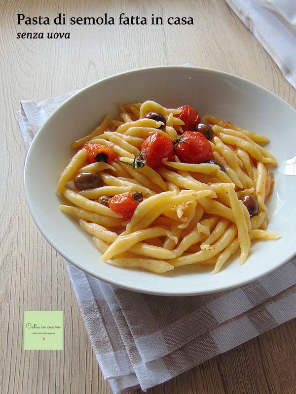 pasta di semola con pomodori e olive