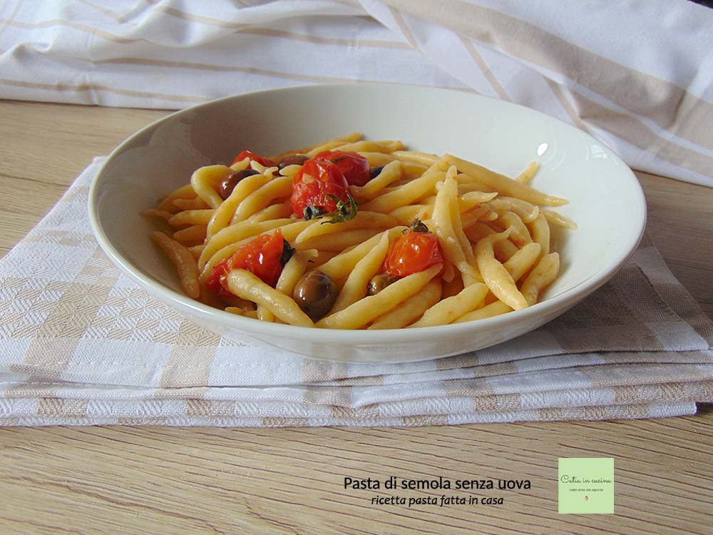 pasta di semola fatta in casa con pomodori e olive