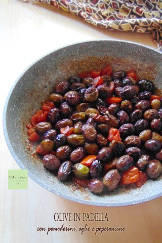 olive cotte in padella con pomodoro e peperoncino