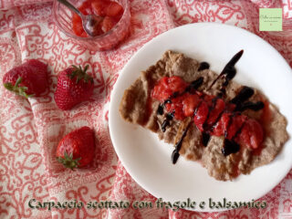 carpaccio scottato con fragole e balsamico