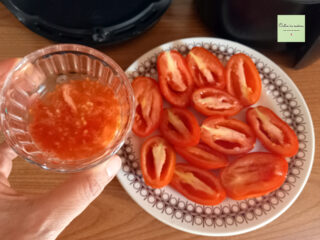 cuocere i pomodori nella friggitrice ad aria