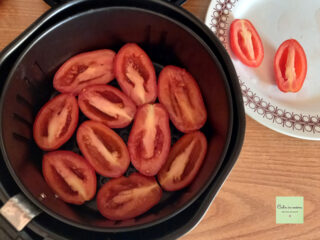cuocere i pomodori nella friggitrice ad aria
