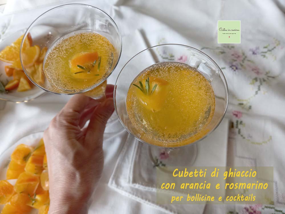 cubetti di ghiaccio con arancia e rosmarino bicchieri