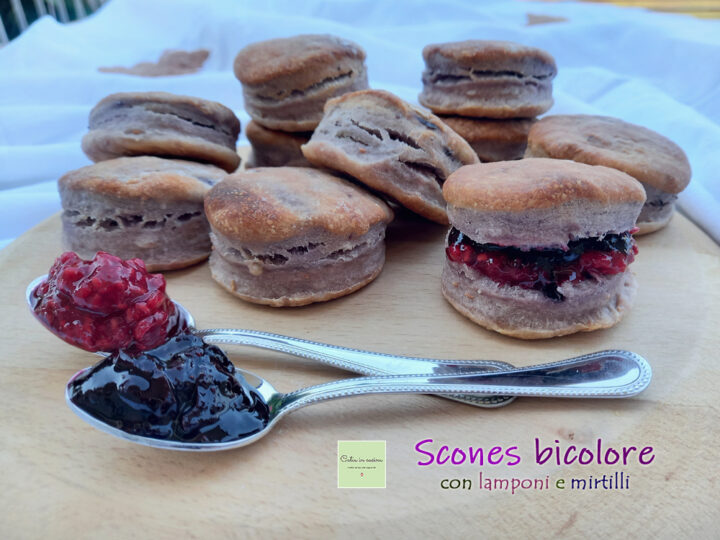 scones bicolore con lamponi e mirtilli