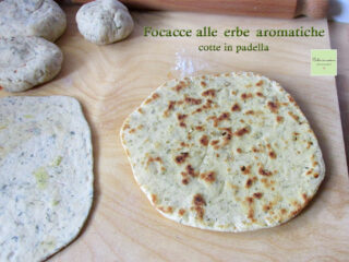 focacce alle erbe aromatiche cotte in padella
