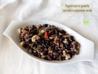 fagioli neri piccanti con tofu e peperone verde