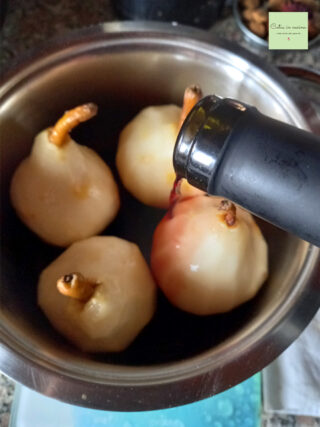 versare il vino nel pentolino