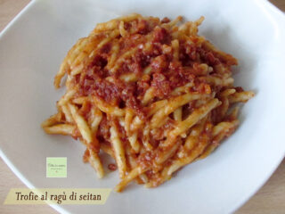 trofie condite con ragù di seitan