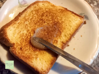 spalmare il miele sul pan brioche