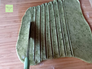 pasta brisée agli spinaci tagliare le strisce