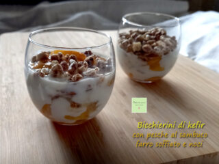 bicchierini di kefir con pesche al sambuco, farro soffiato e noci