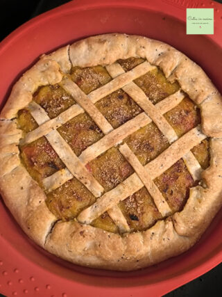 torta rustica vegana con ripieno di peperoni e patate appena sfornata