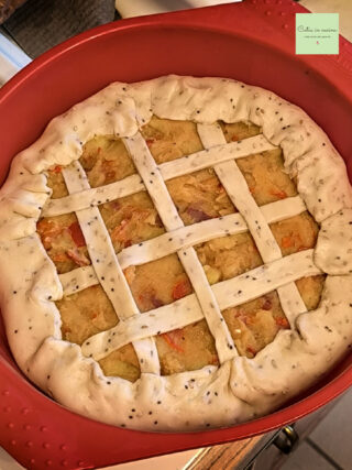 torta rustica vegana con ripieno di peperoni e patate da cuocere