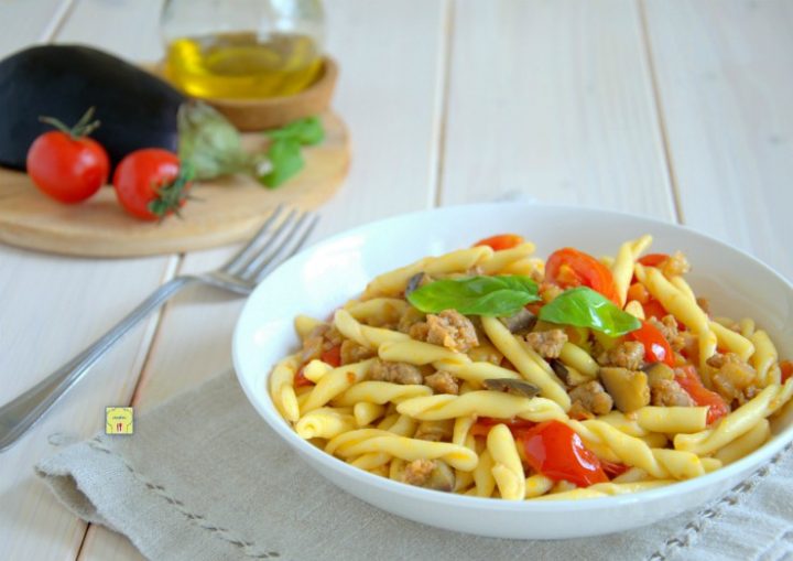 strozzapreti salsiccia e melanzane