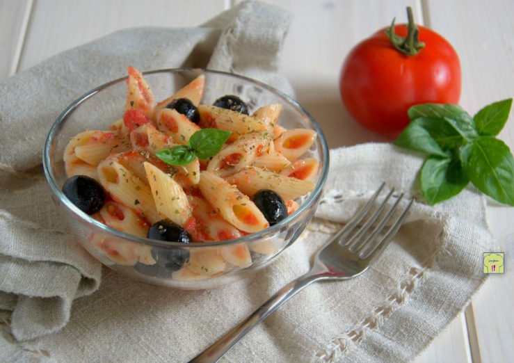 insalata di pasta con sugo crudo