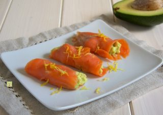 involtini di salmone e avocado