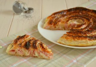 chiocciola di sfoglia prosciutto e formaggio