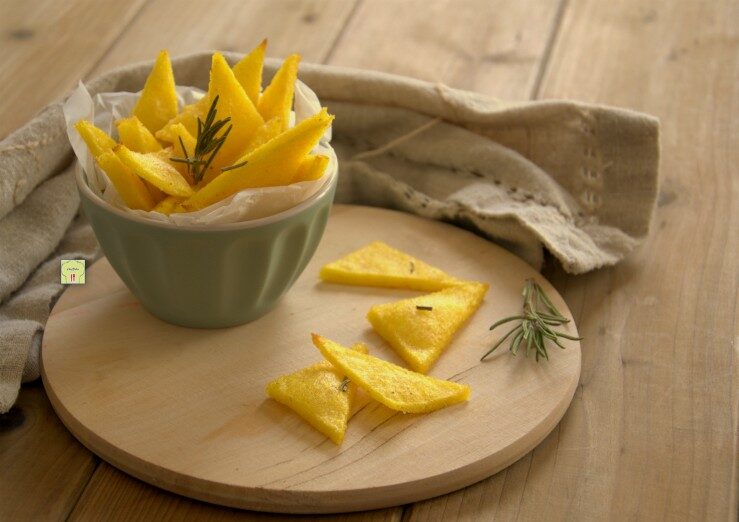 Chips di polenta al rosmarino