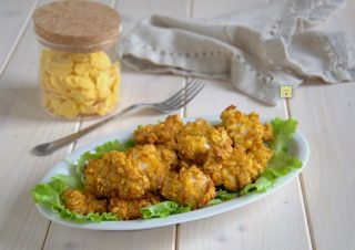 bocconcini di pollo ai corn flakes e paprica