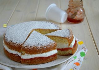 torta allo yogurt farcita