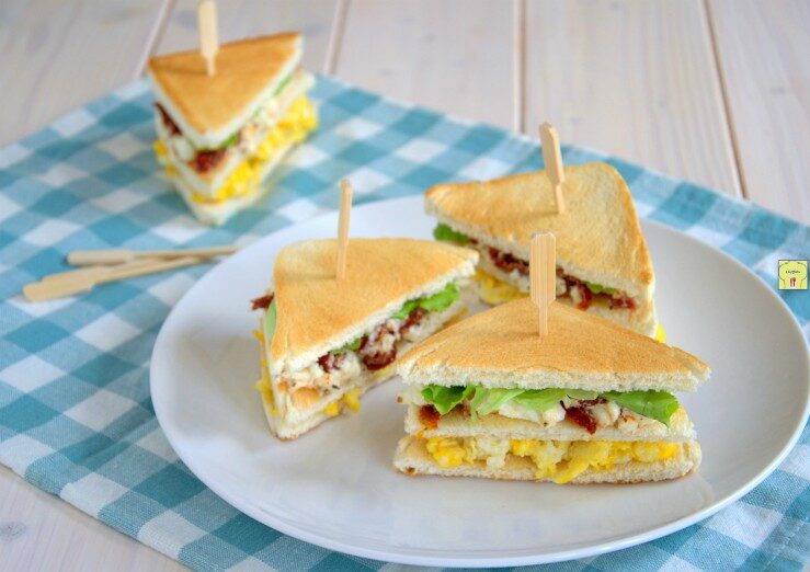 Club sandwich uova e pomodori secchi